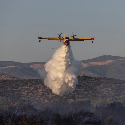 Ein Löschflugzeug im Einsatz. In Griechenland hat nun bei Übungsflügen ein Pilot seine tonnenschwere Wasserladung über einem Hotel abgelassen. (Symbolbild)