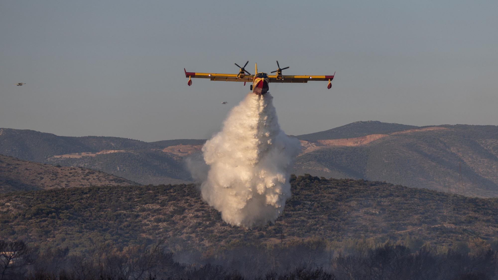 Ein Löschflugzeug im Einsatz. In Griechenland hat nun bei Übungsflügen ein Pilot seine tonnenschwere Wasserladung über einem Hotel abgelassen. (Symbolbild)