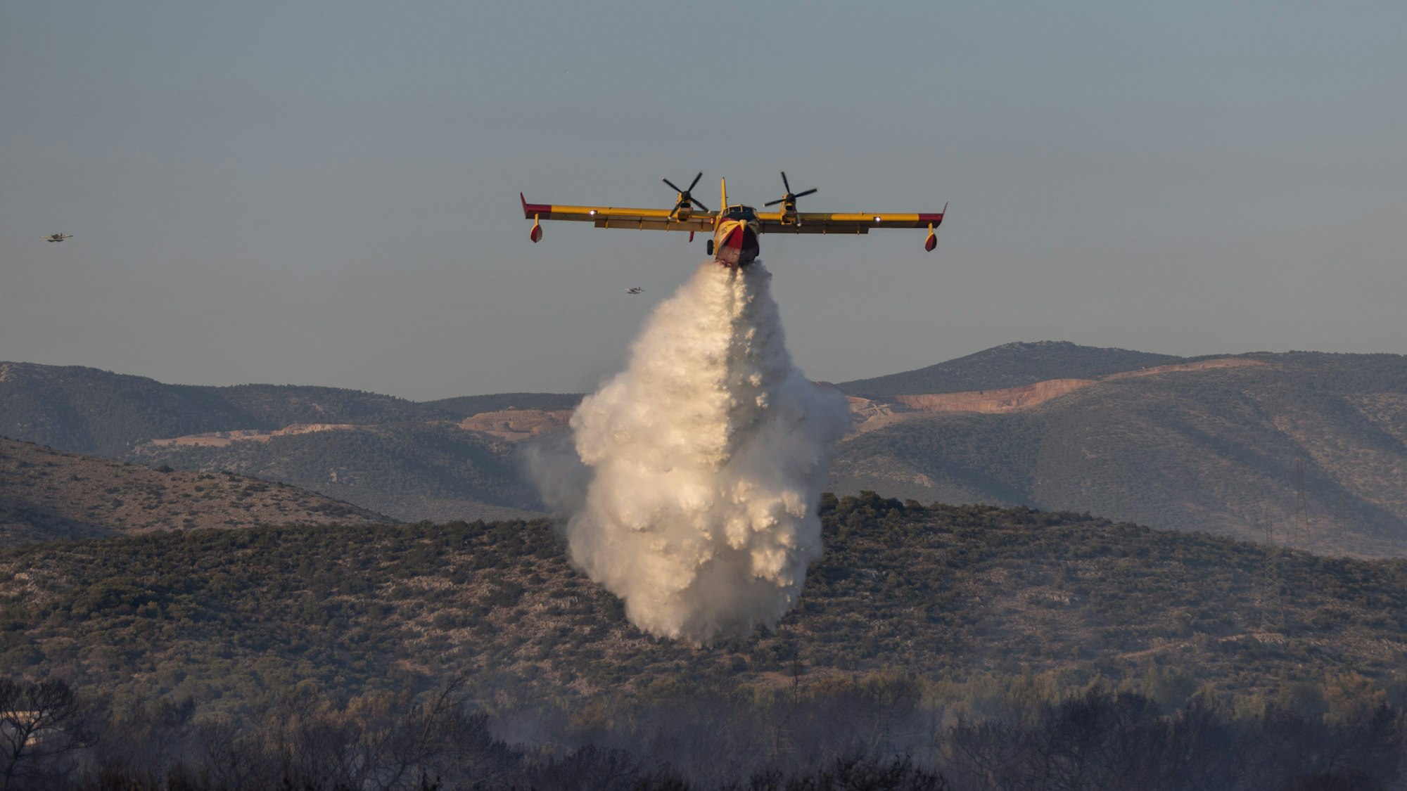Ein Löschflugzeug im Einsatz. In Griechenland hat nun bei Übungsflügen ein Pilot seine tonnenschwere Wasserladung über einem Hotel abgelassen. (Symbolbild)