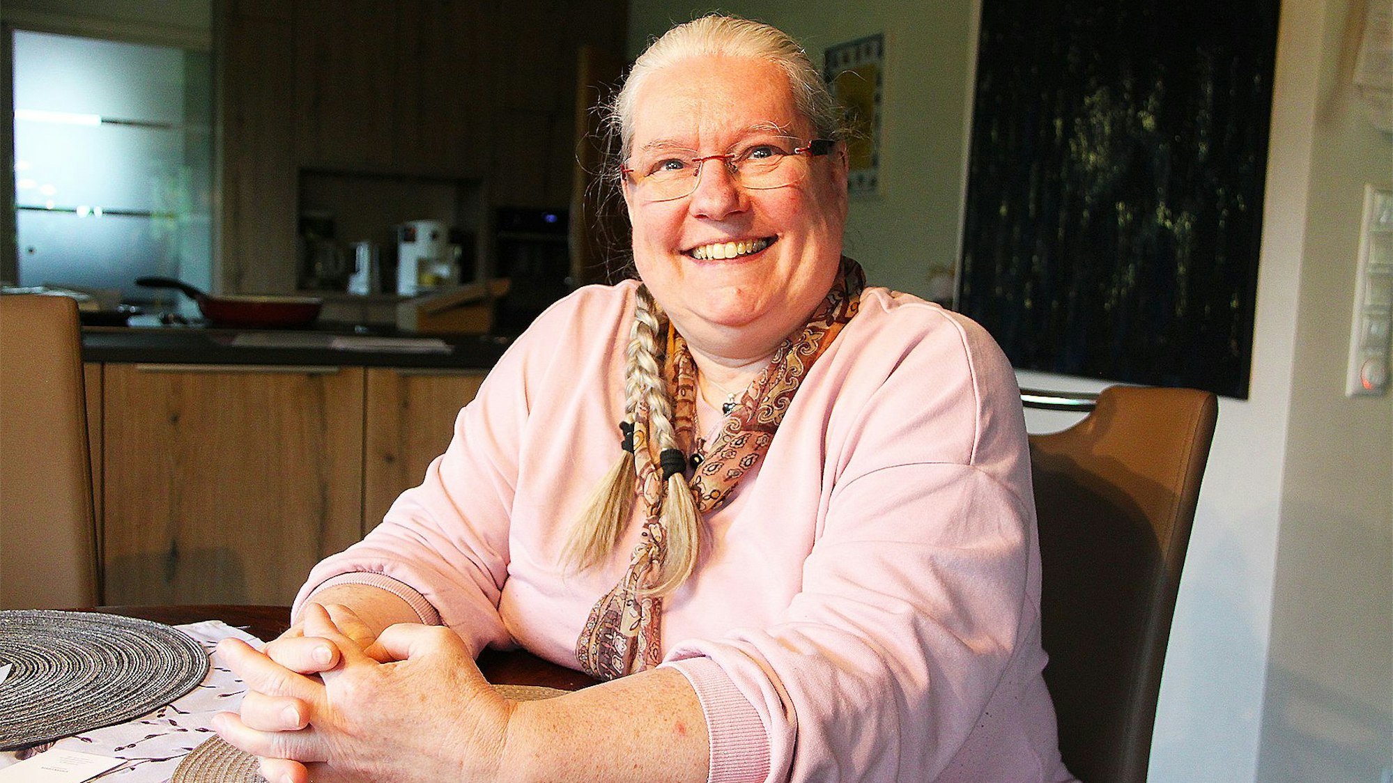 Kerstin Krauser-Felsch sitzt an einem Tisch und lächelt.