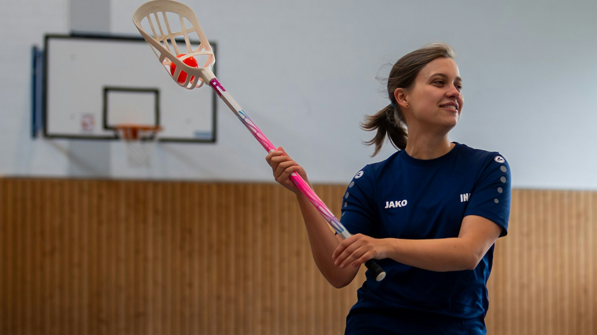 Das Bild zeigt Ina Doderer mit einem Intercrosse-Schläger in der Hand. Im Korb befindet sich ein Hartgummiball.