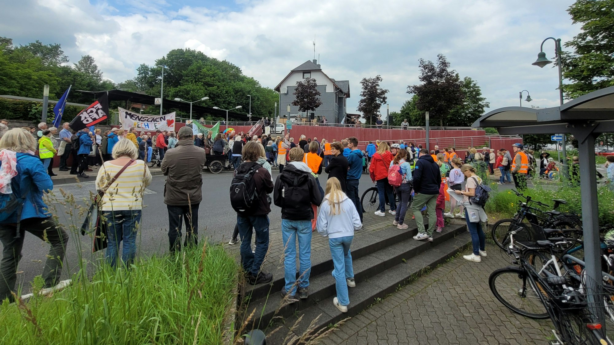 Am Bahnhof Rösrath startete eine Demonstration zur Europawahl. 250 Menschen engagierten sich für Demokratie und Menschenrechte.