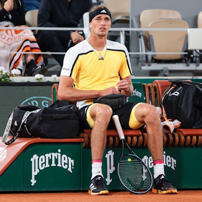 Alexander Zverev sitzt auf der Bank.