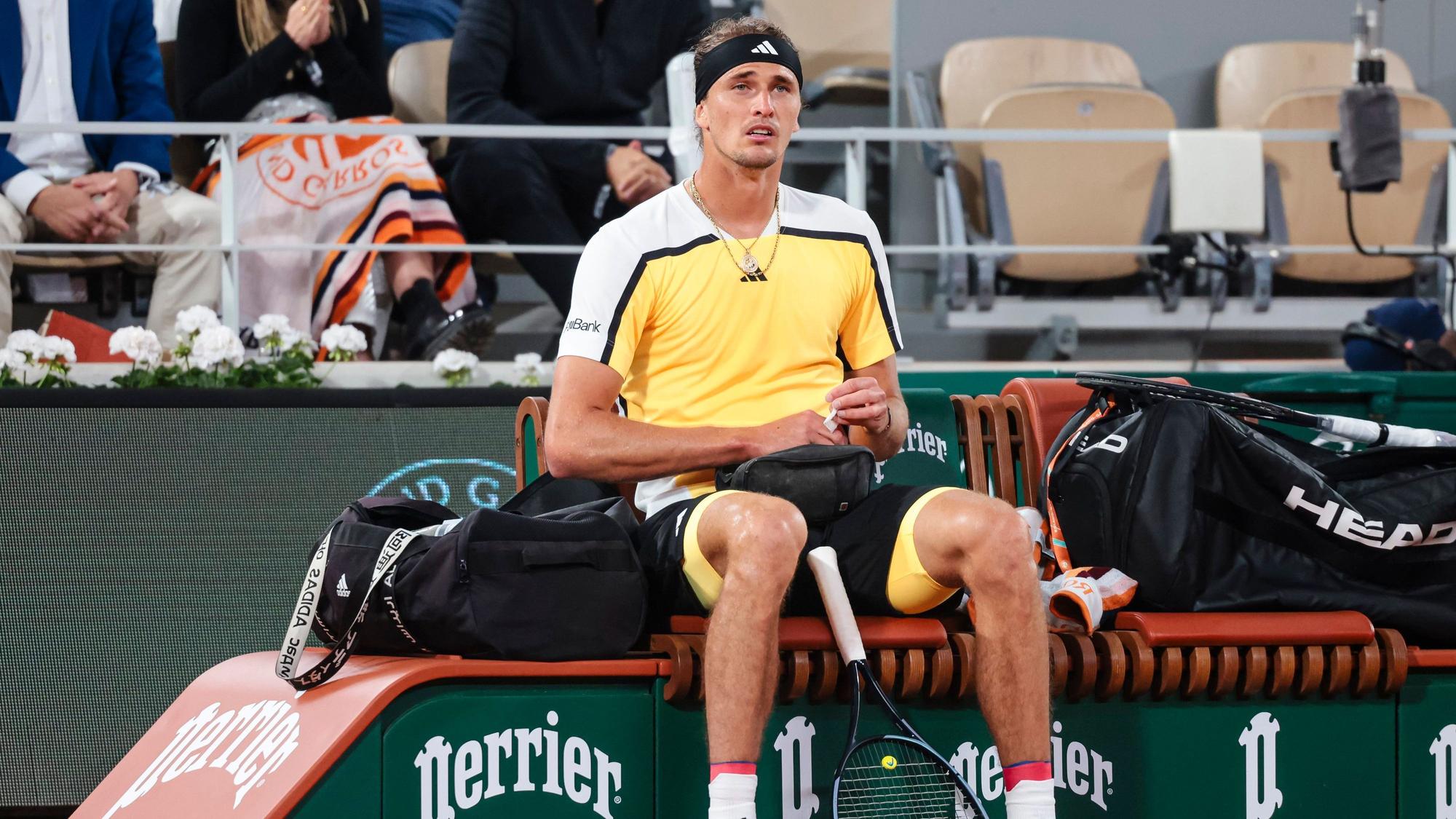 Alexander Zverev sitzt auf der Bank.