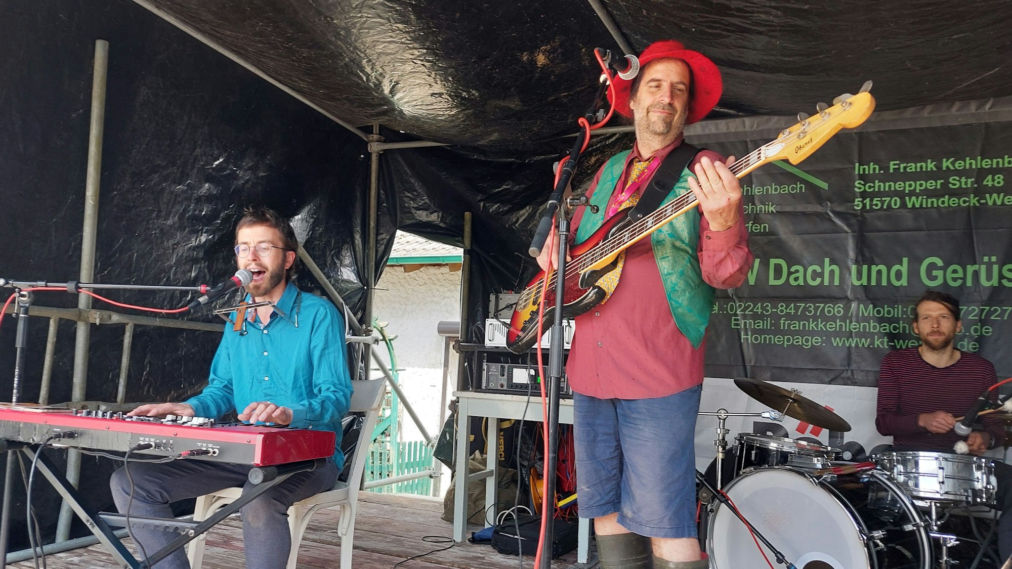Kinderliedermacher Dominik am Piano, Sascha am Bass und Jonas am Schlagzeug spielten Quatsch mit Strophen.
