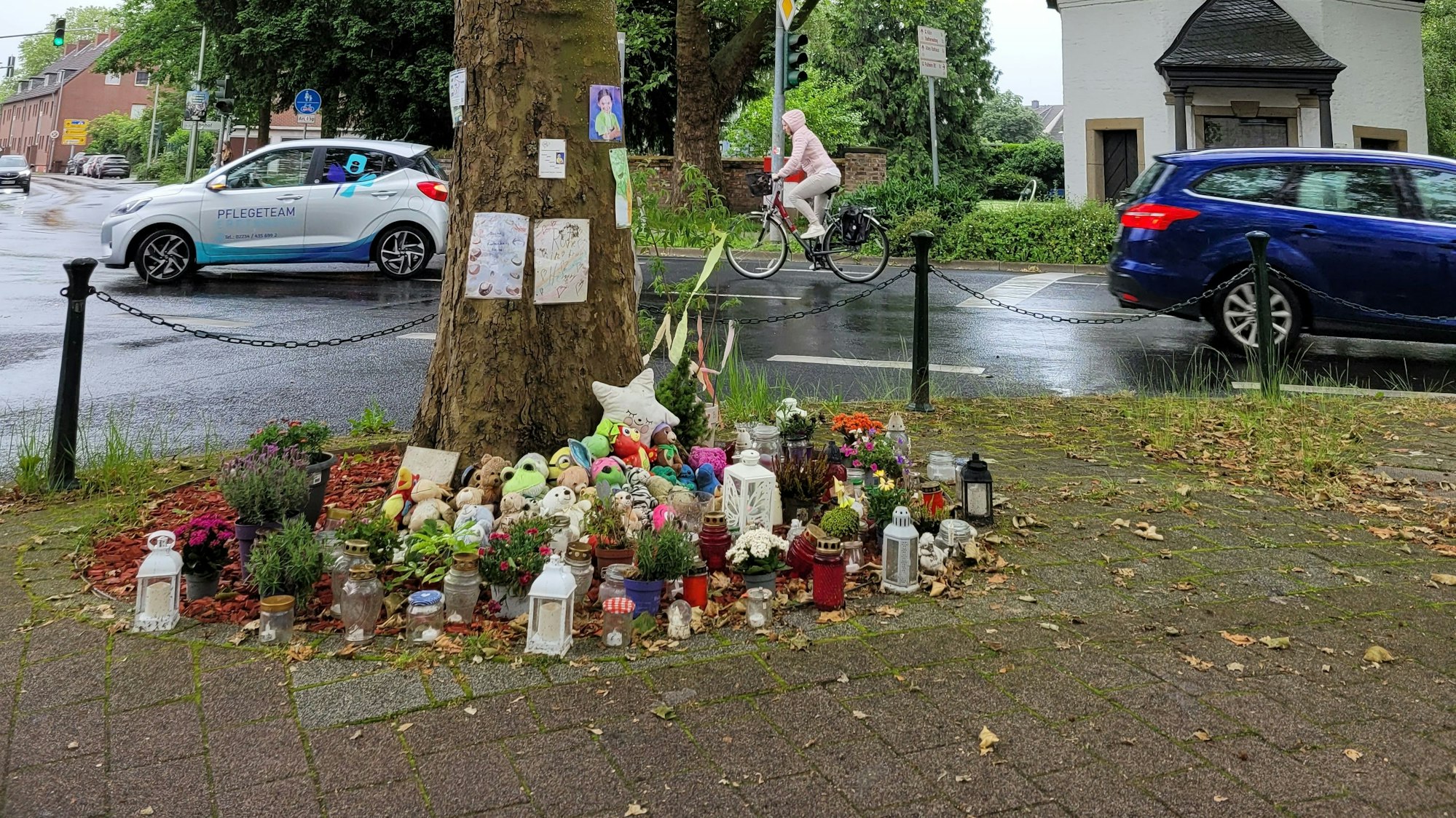 An der Unfallstelle liegen Plüschtiere und andere Gegenstände, wie etwa batteriebetriebene Kerzen.