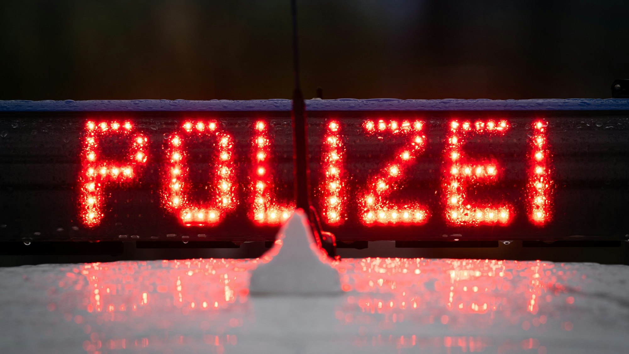 Der Schriftzug „Polizei“, aufgenommen während einer Verkehrskontrolle.