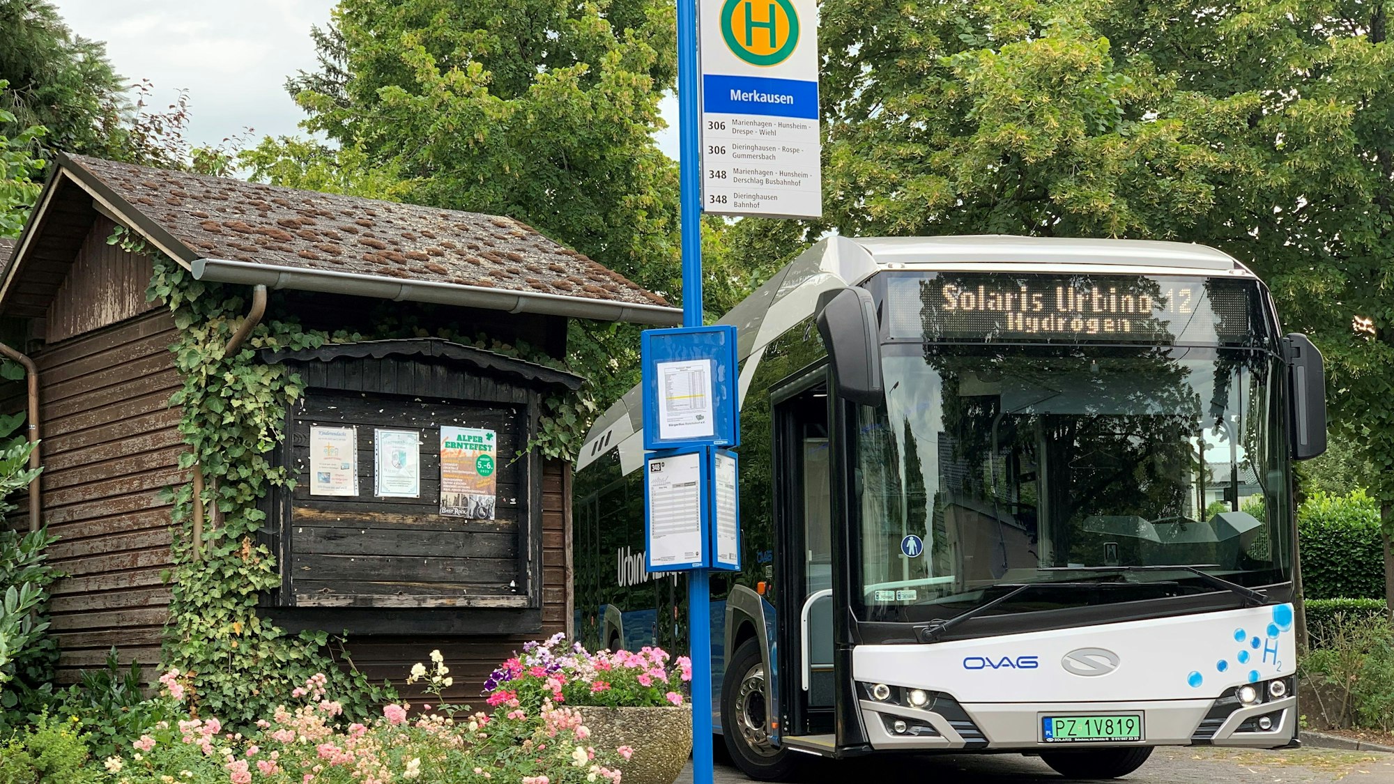 Bild eines Wasserstoffbusses an einer Haltestelle