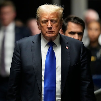 New York: Der ehemalige US-Präsident Donald Trump geht zu den Medienvertretern, nachdem er im Strafgericht von Manhattan in 34 Fällen für schuldig befunden wurde.