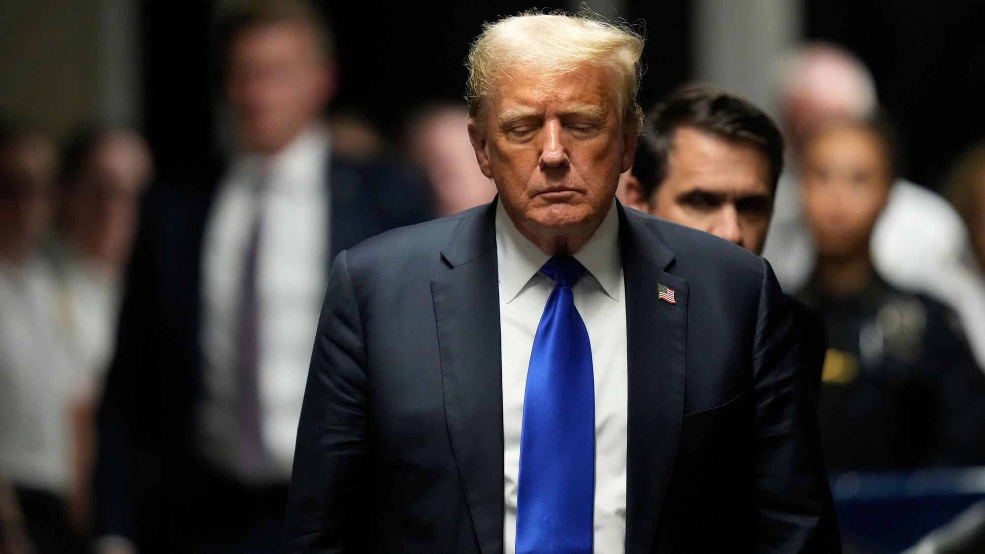 New York: Der ehemalige US-Präsident Donald Trump geht zu den Medienvertretern, nachdem er im Strafgericht von Manhattan in 34 Fällen für schuldig befunden wurde.