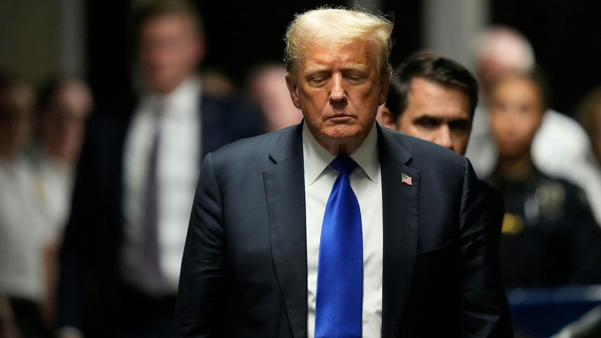 New York: Der ehemalige US-Präsident Donald Trump geht zu den Medienvertretern, nachdem er im Strafgericht von Manhattan in 34 Fällen für schuldig befunden wurde.