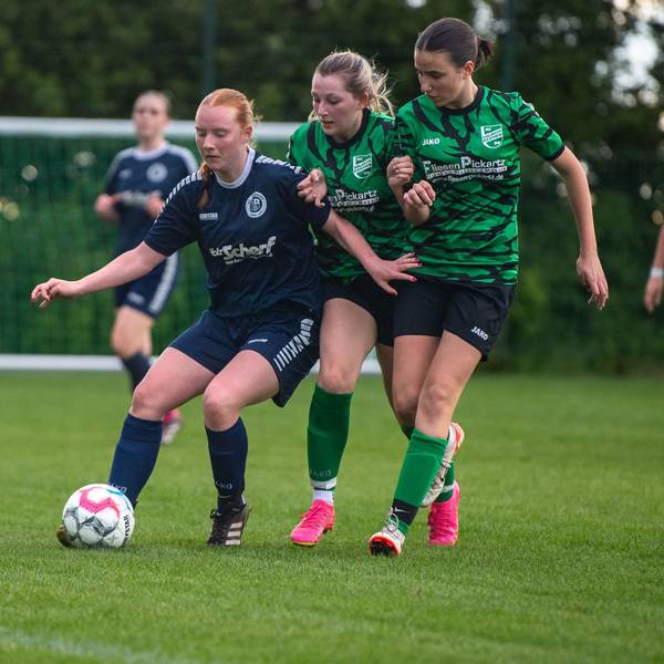 Das Bild zeigt Lea Brehm, die ihren Körper zwischen Ball und Gegenspielerin stellt.