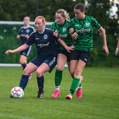 Das Bild zeigt Lea Brehm, die ihren Körper zwischen Ball und Gegenspielerin stellt.