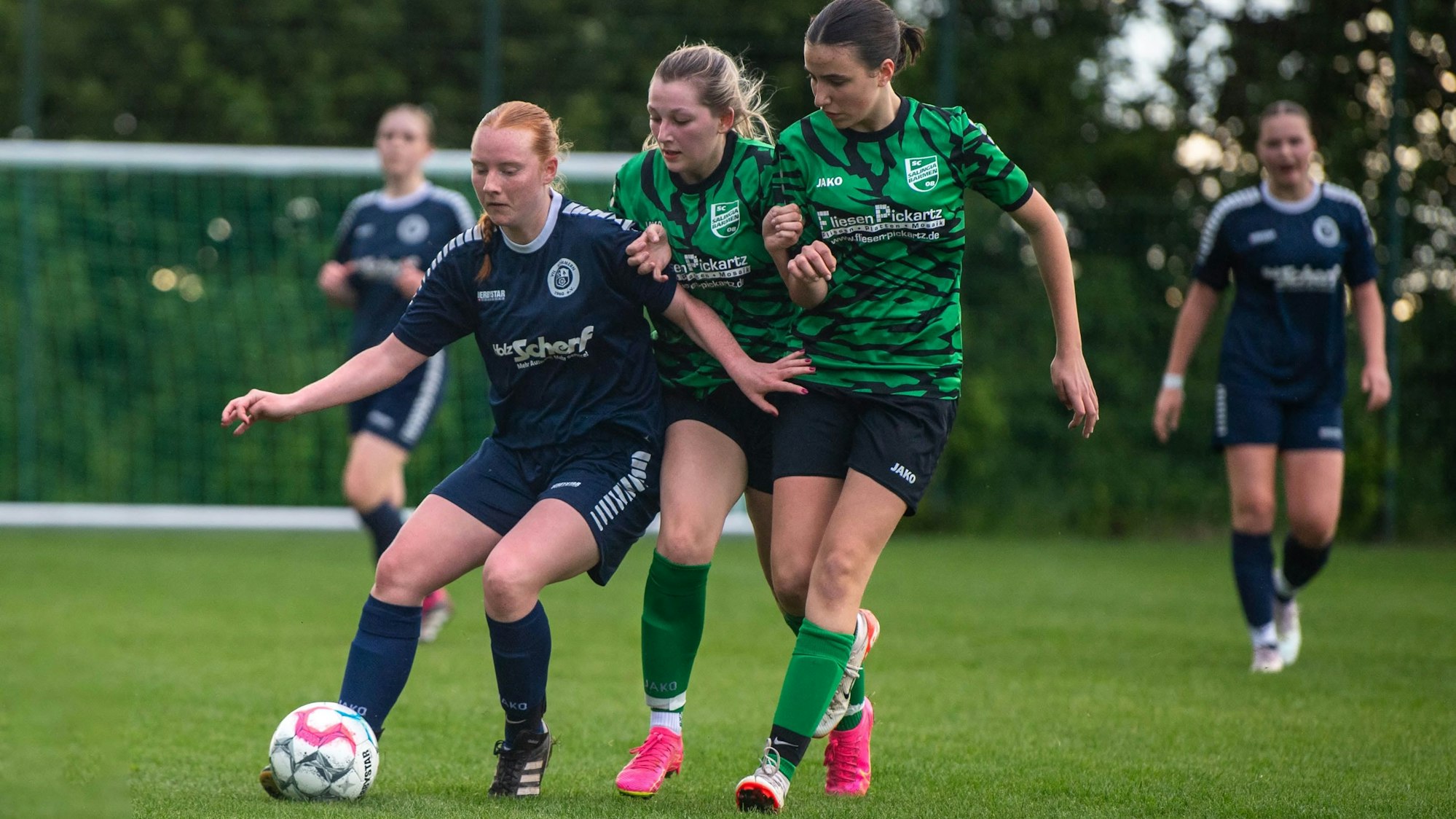 Das Bild zeigt Lea Brehm, die ihren Körper zwischen Ball und Gegenspielerin stellt.