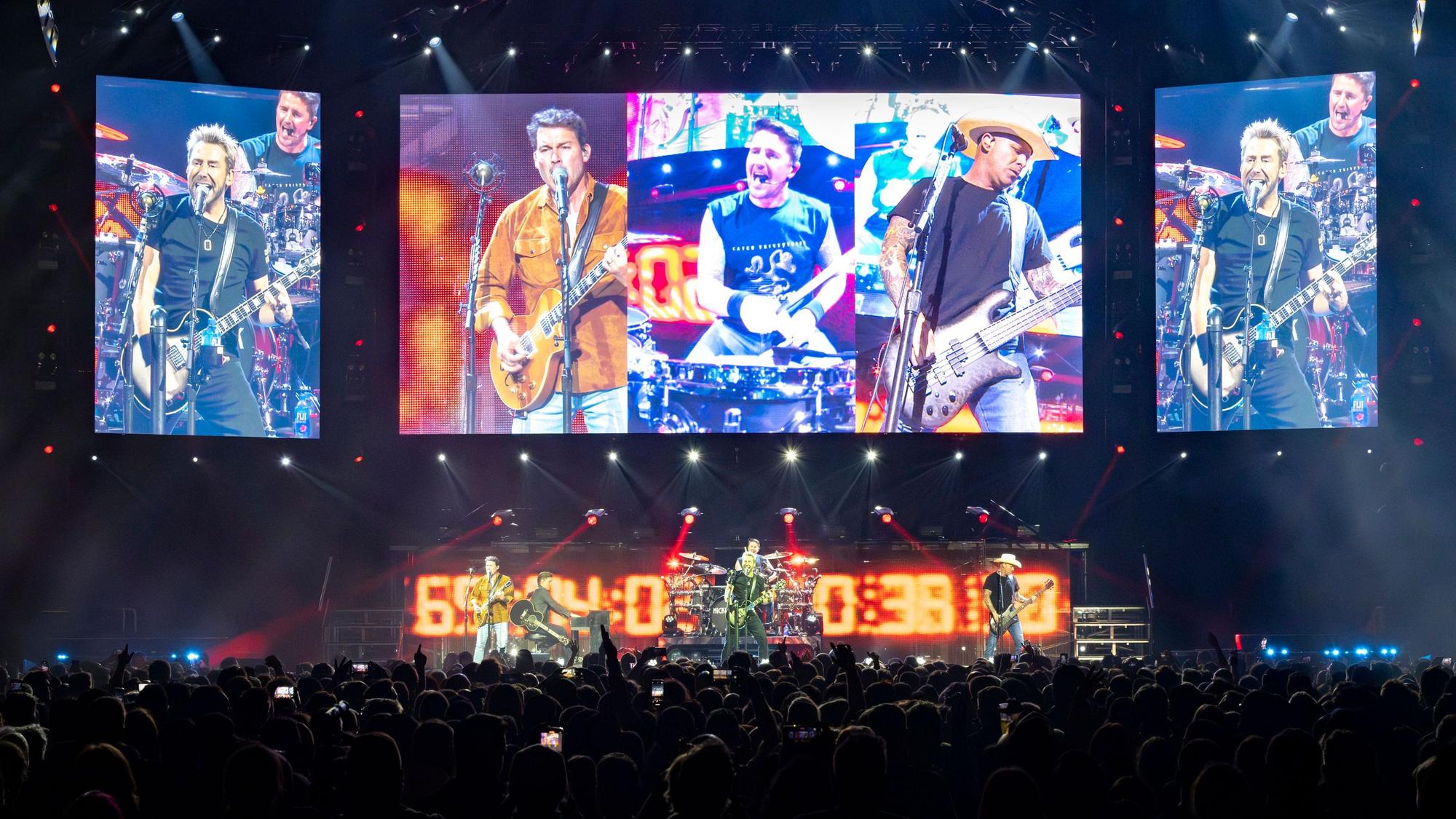 30.05.2024, Köln: Nickelback rocken die Bühne. Die kanadische Rockband spielte in der Arena. Foto: Uwe Weiser
