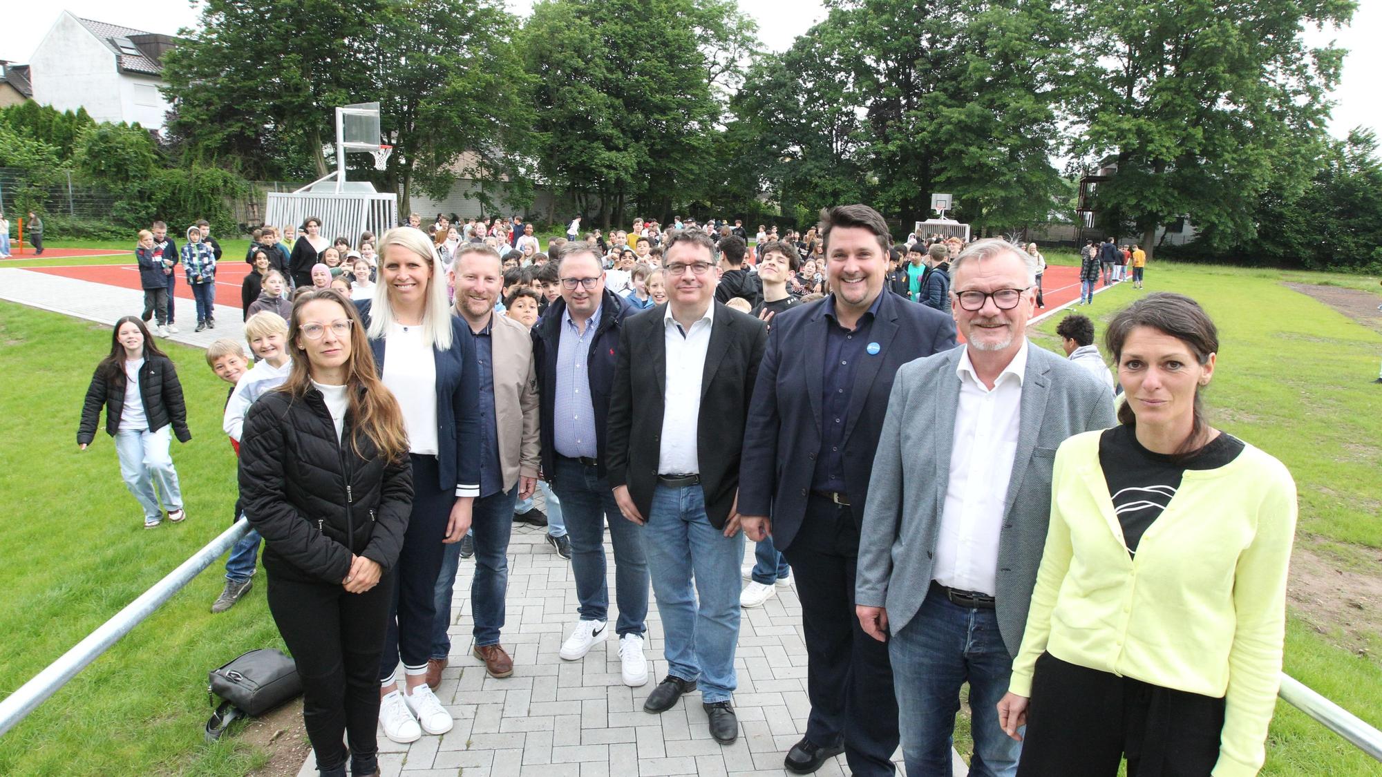 Am Gymnasium zum Altenforst in Troisdorf wurde von Politik und Schulleitung das Multifunktionsspielfeld eingeweiht. Auch die Mutter des in Niederkassel an der Bushaltestelle verstorbenen Jerome Simon war vor Ort. Das Tor wurde symbolisch in Jerome-Simon-Tor umbenannt.
