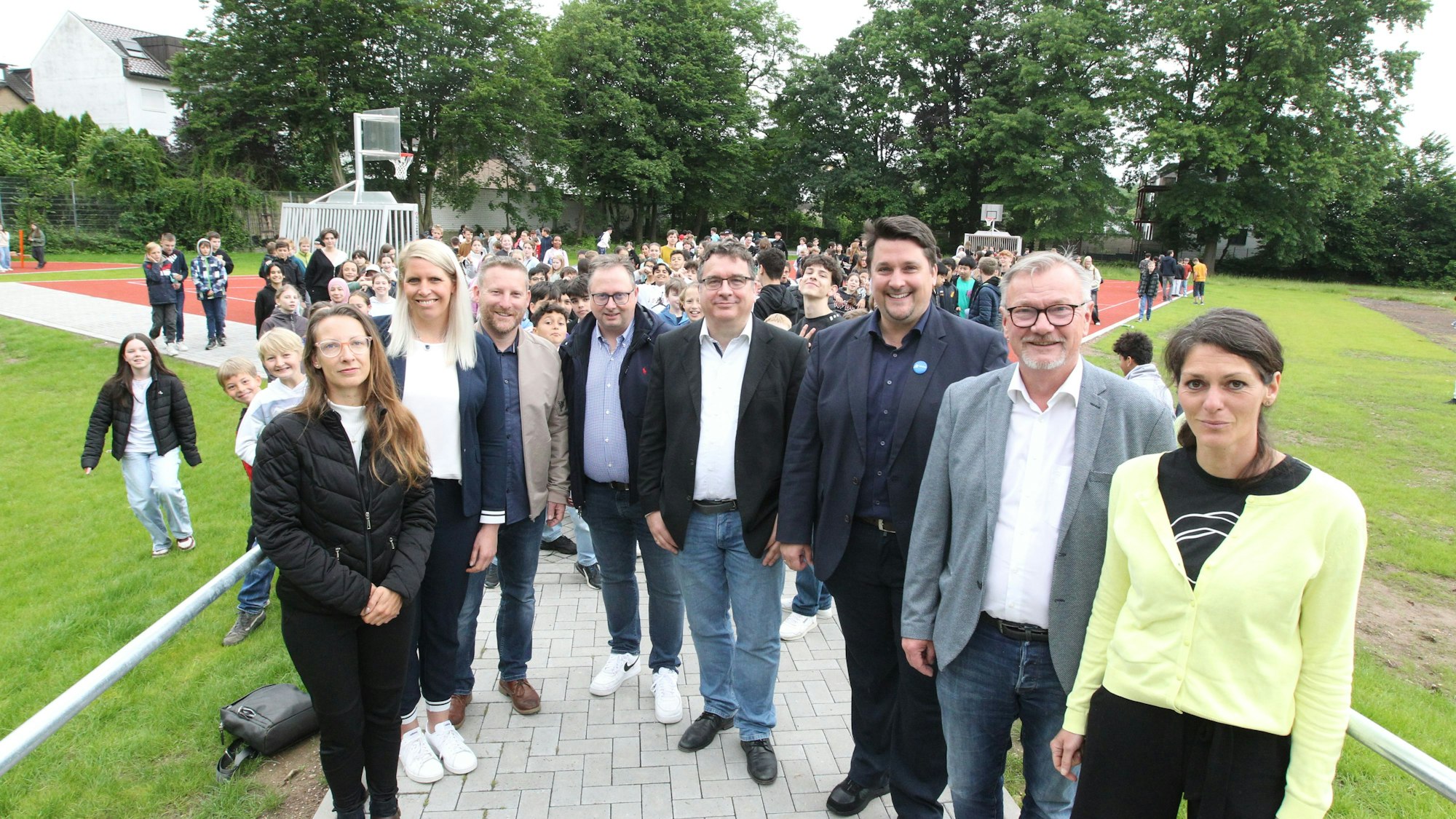 Am Gymnasium zum Altenforst in Troisdorf wurde von Politik und Schulleitung das Multifunktionsspielfeld eingeweiht. Auch die Mutter des in Niederkassel an der Bushaltestelle verstorbenen Jerome Simon war vor Ort. Das Tor wurde symbolisch in Jerome-Simon-Tor umbenannt.