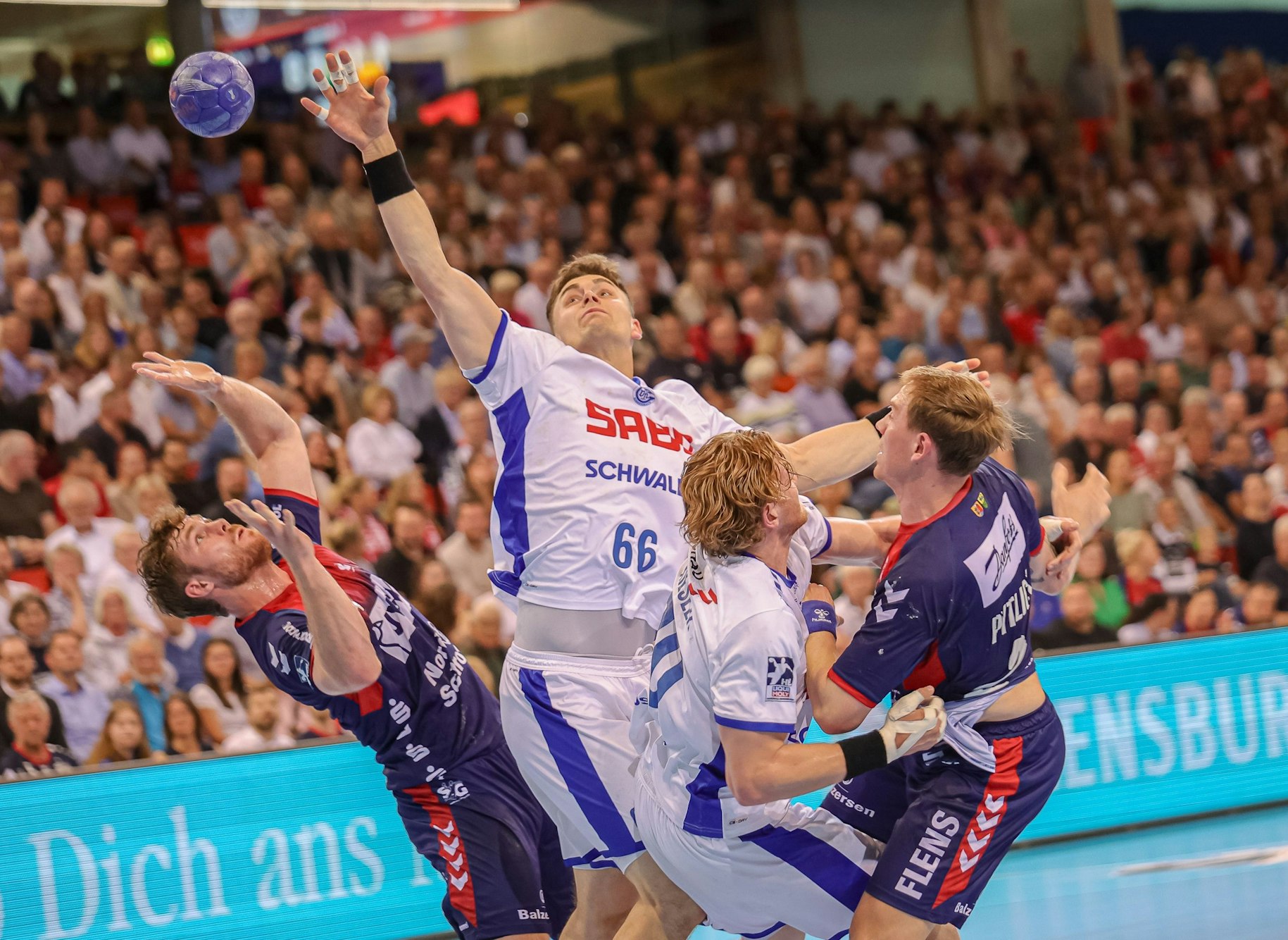 Der Mittelblock mit Stepan Zeman und Tom Kiesler wehrt den Angriff der Flensburger ab.