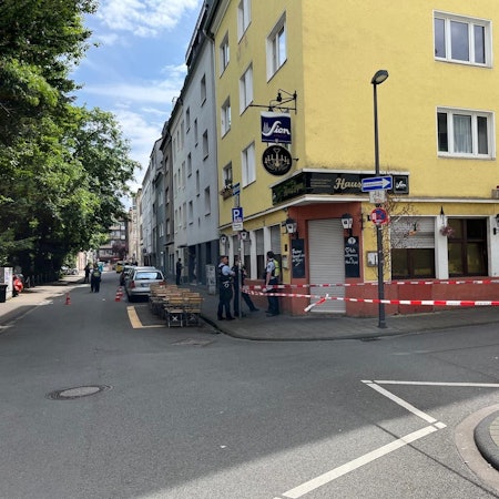 Die Schussabgabe der Polizei ereignete sich nahe der Gaststätte „Haus Zeyen“ in der Neuhöfferstraße in Deutz. Der Tatort wurde abgesperrt.