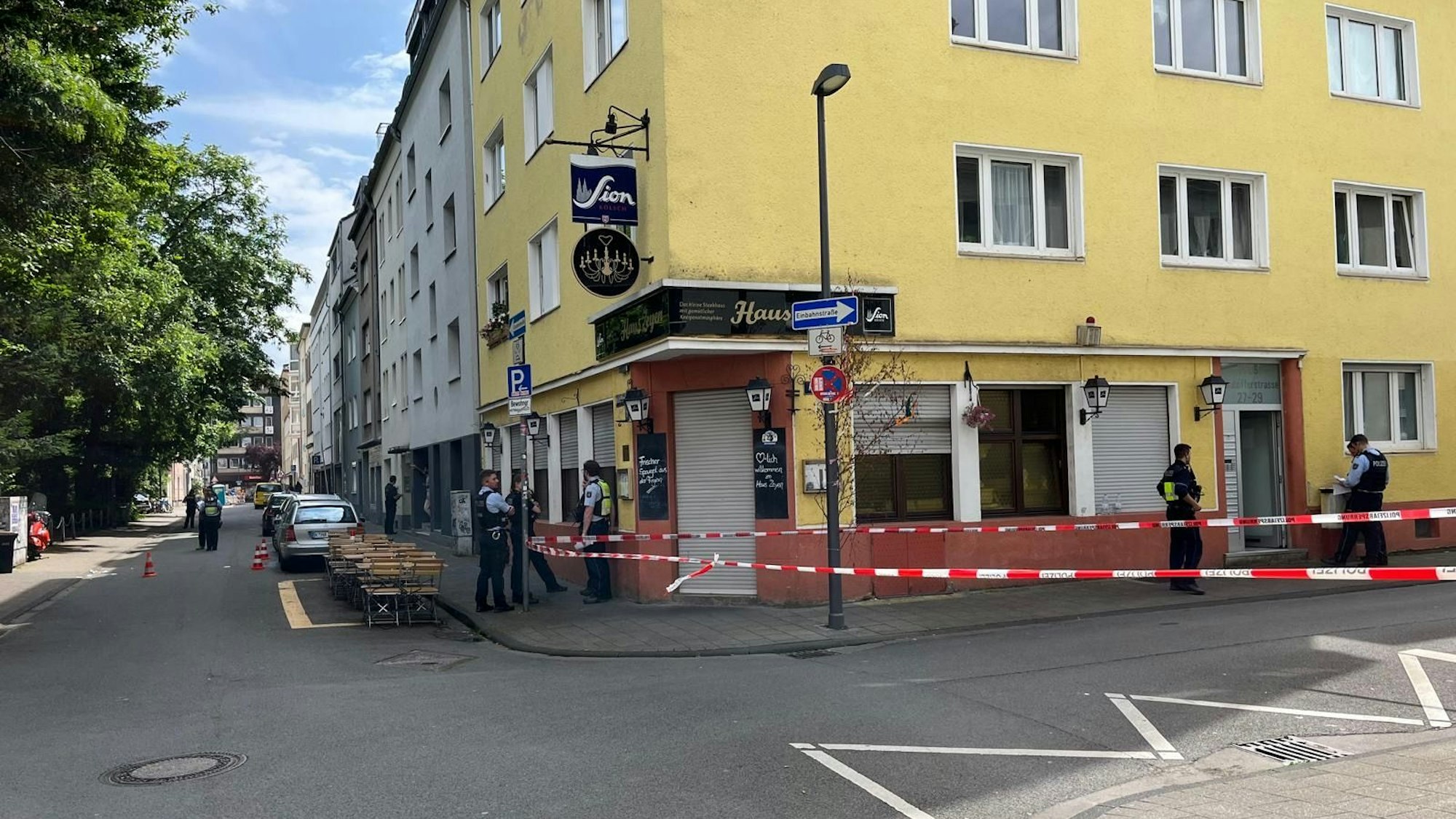 Die Schussabgabe der Polizei ereignete sich nahe der Gaststätte „Haus Zeyen“ in der Neuhöfferstraße in Deutz. Der Tatort wurde abgesperrt.
