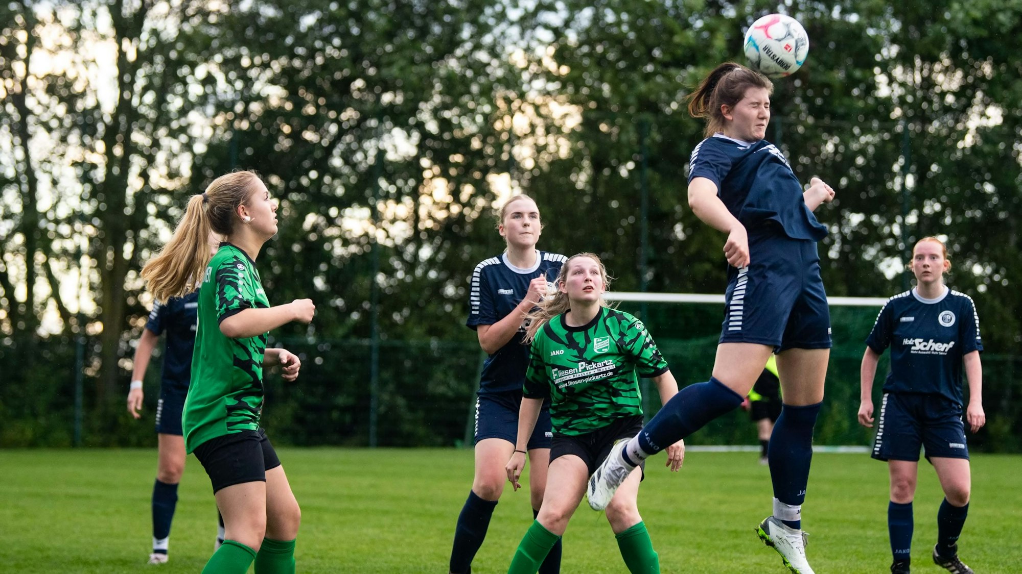Das Bild zeigt Ina Schneiders, die gerade zum Kopfball hochgesprungen ist.
