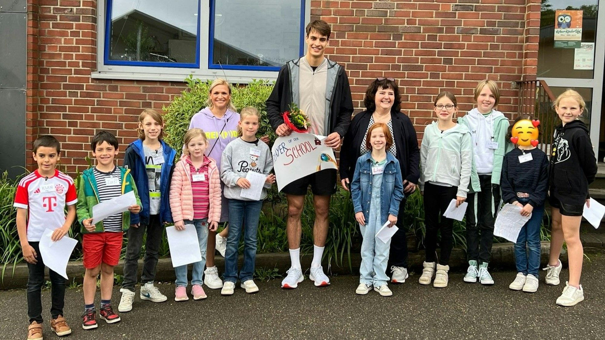 Julian Köster mit den Schülern der Richezaschule.