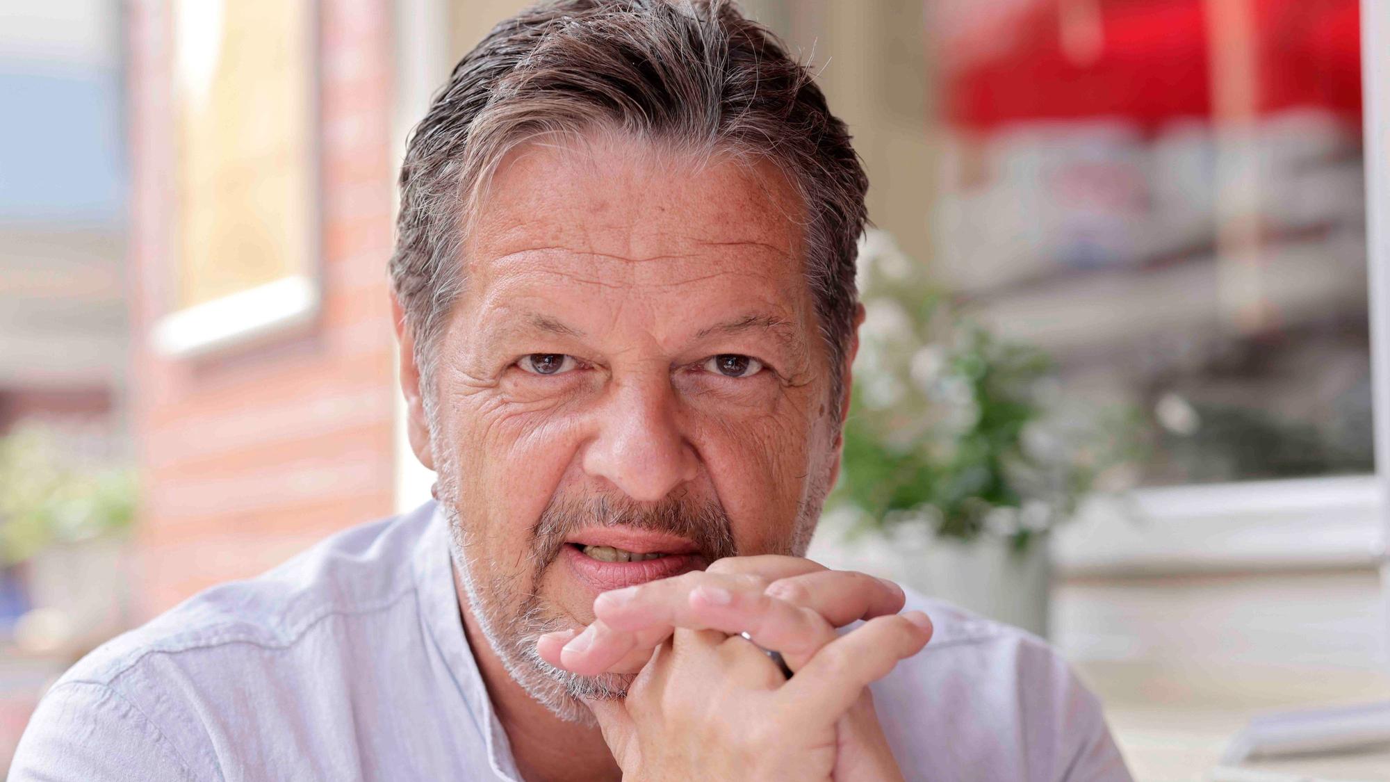 Der Kölner Autor Linus Geschke.