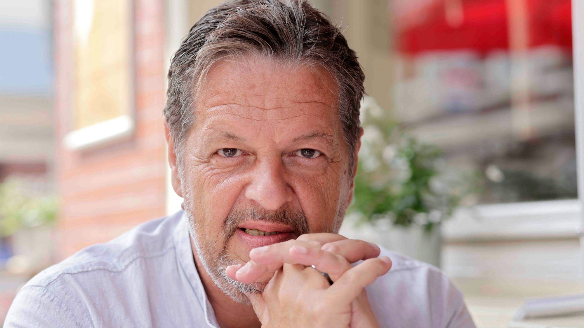 Der Kölner Autor Linus Geschke.