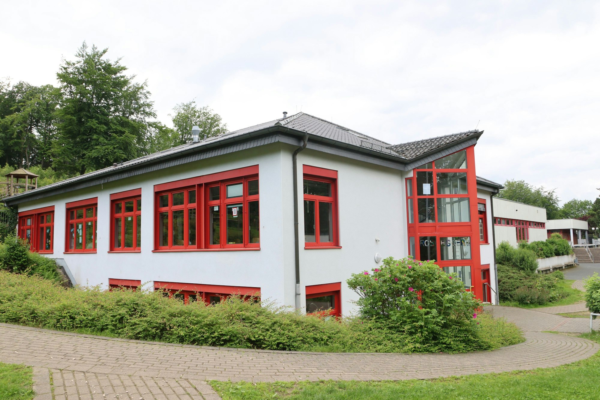 Das Foto zeigt eine Außenansicht der Roseggerschule