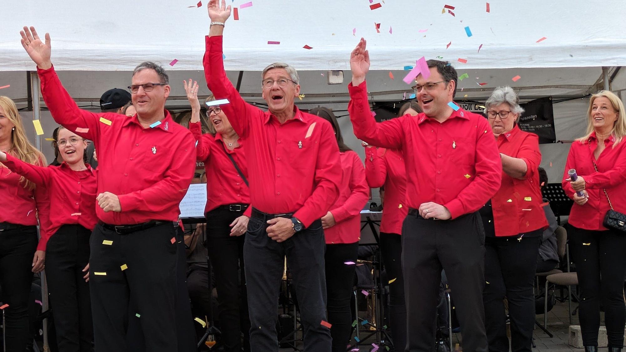 Vorstellung des designierten Bornheimer Dreigetirns (von links): Jungfrau Huberta (Heiko Bergmann), Prinz Rolf I. (Fußwinkel) und Bauer Mike (Michael ‚Mike‘ Peters).