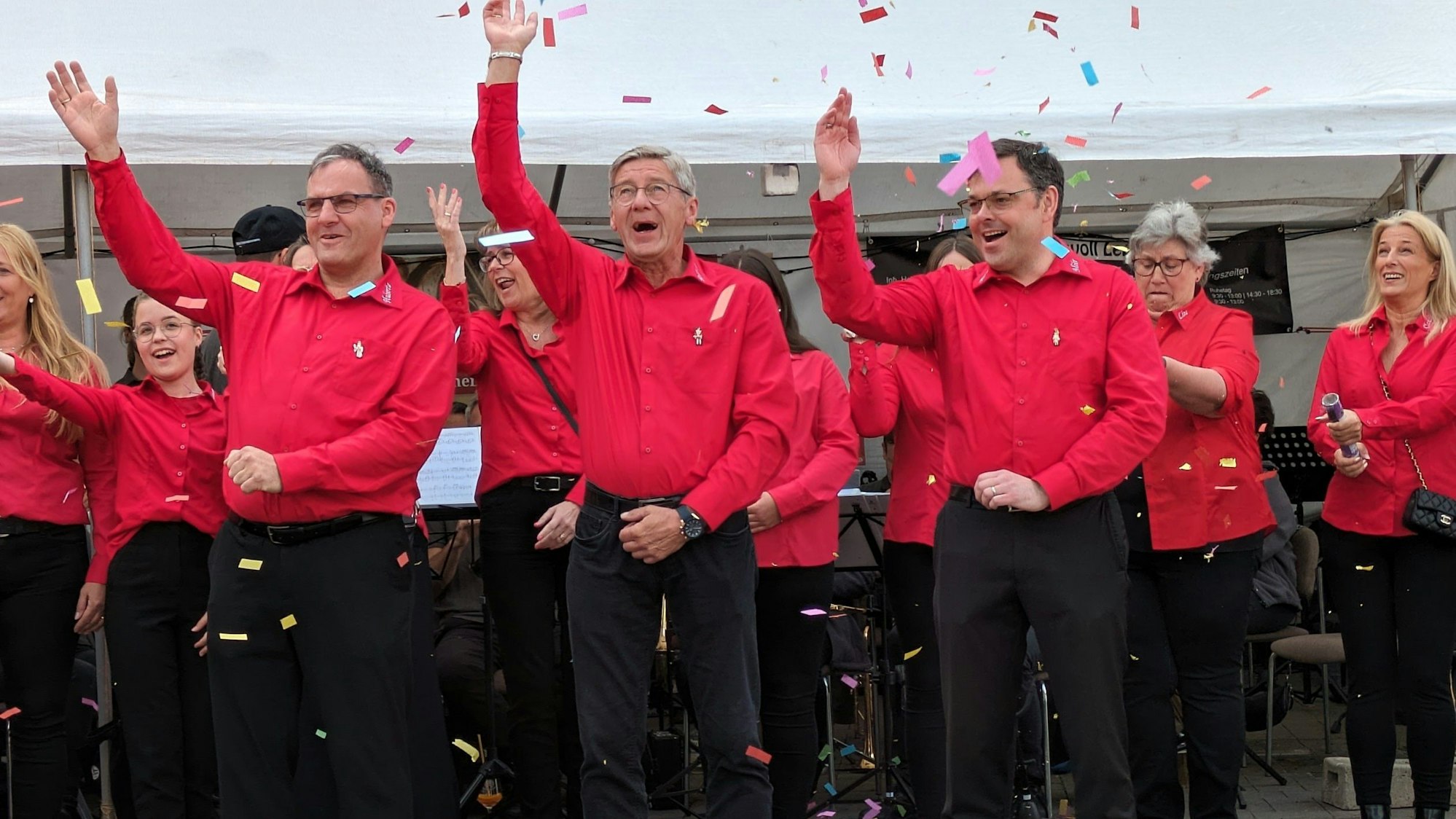 Vorstellung des designierten Bornheimer Dreigetirns (von links): Jungfrau Huberta (Heiko Bergmann), Prinz Rolf I. (Fußwinkel) und Bauer Mike (Michael ‚Mike‘ Peters).
