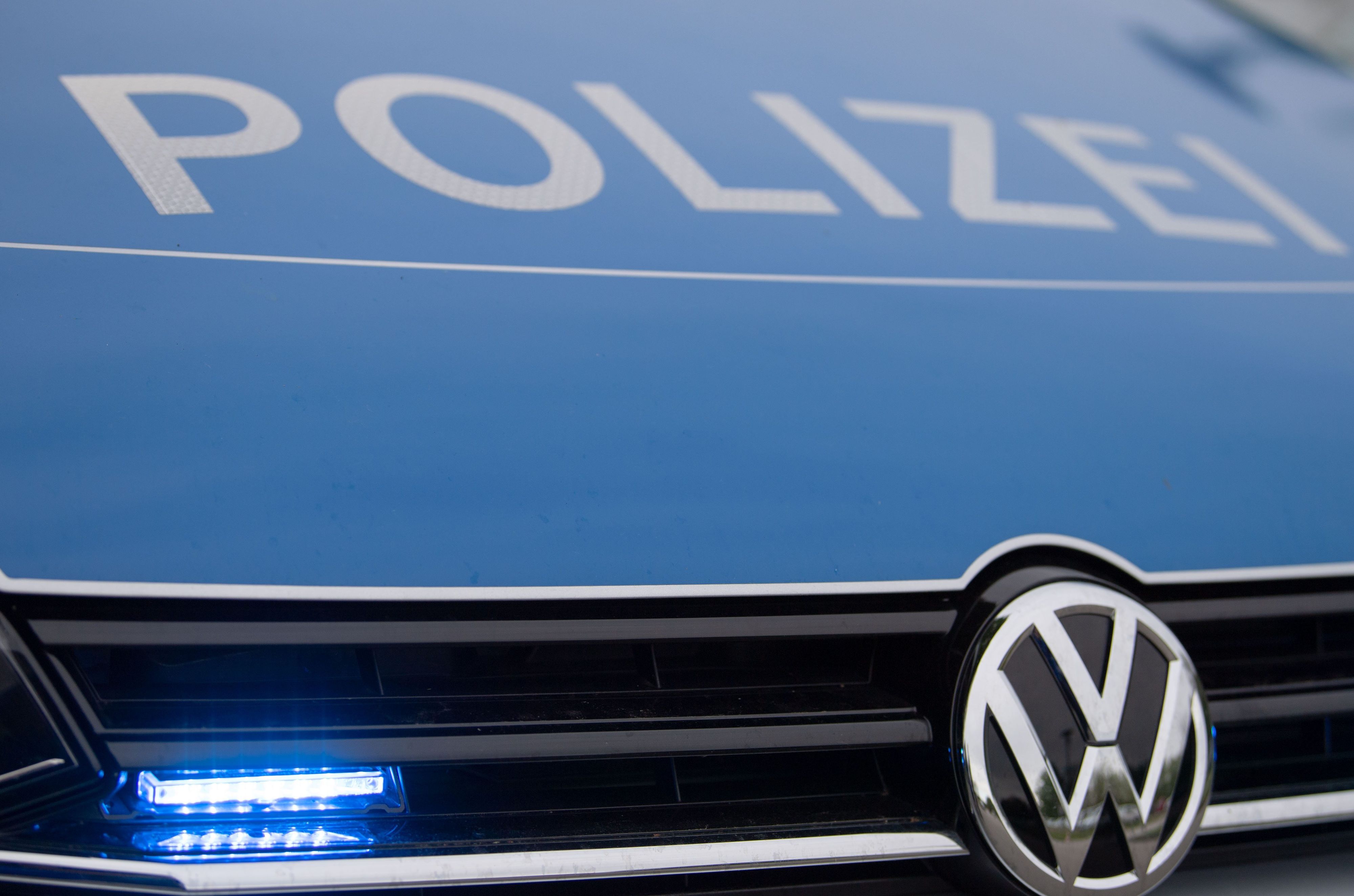 Ein Blaulicht leuchtet im Kühlergrill eines Polizeiautos. (Symbolbild)