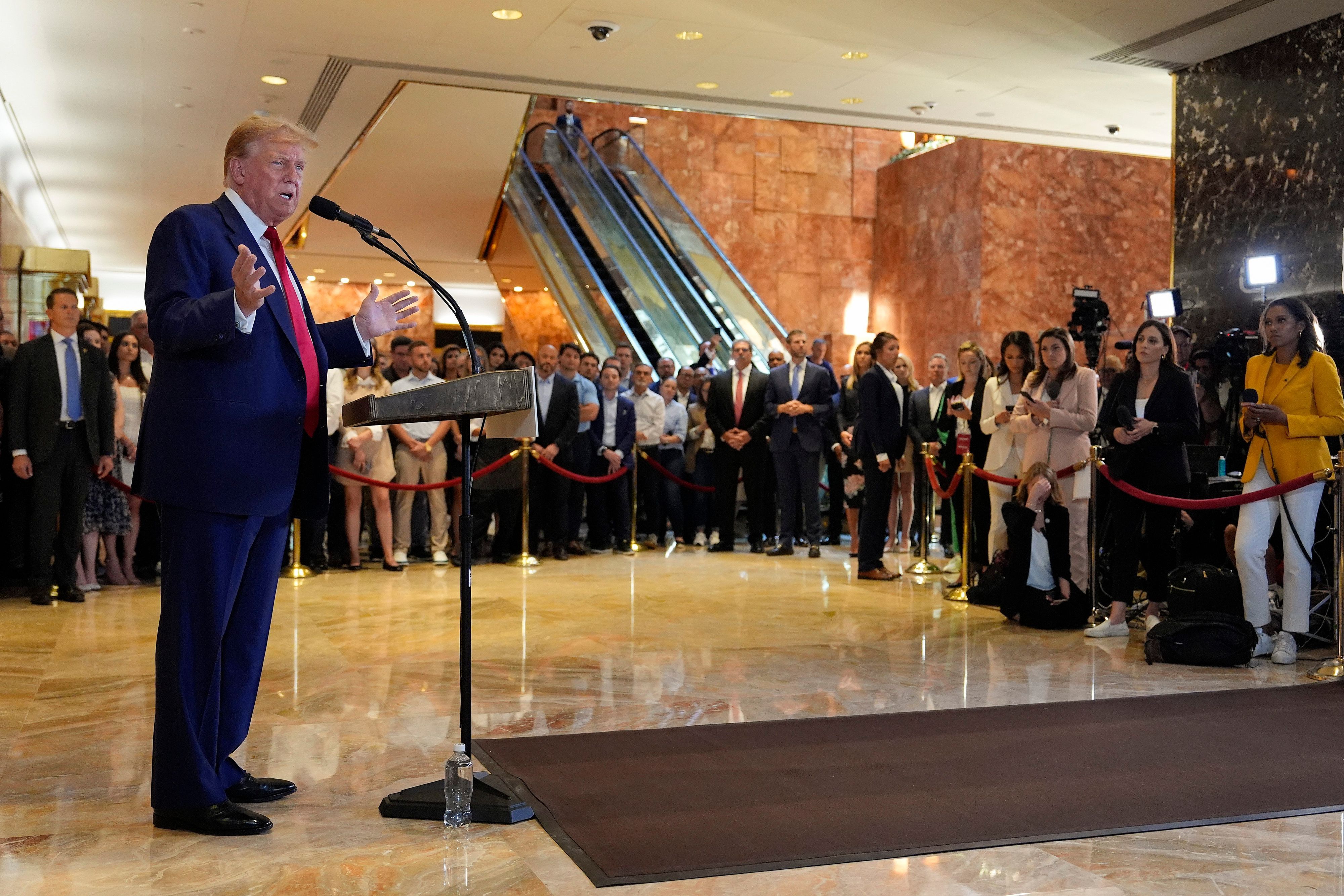 Der ehemalige US-Präsident Donald Trump spricht während einer Pressekonferenz im Trump Tower.