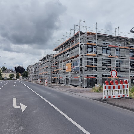 Die Gebäude am Eifelring sind noch von Baugerüsten umgeben.