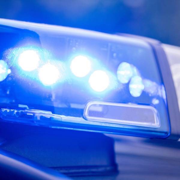 Ein Blaulicht leuchtet an einer Polizeistreife.