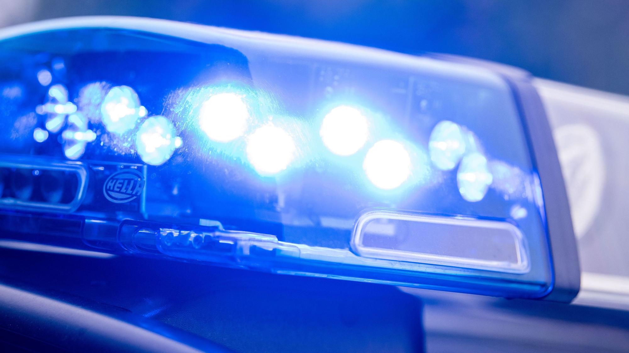 Ein Blaulicht leuchtet an einer Polizeistreife.