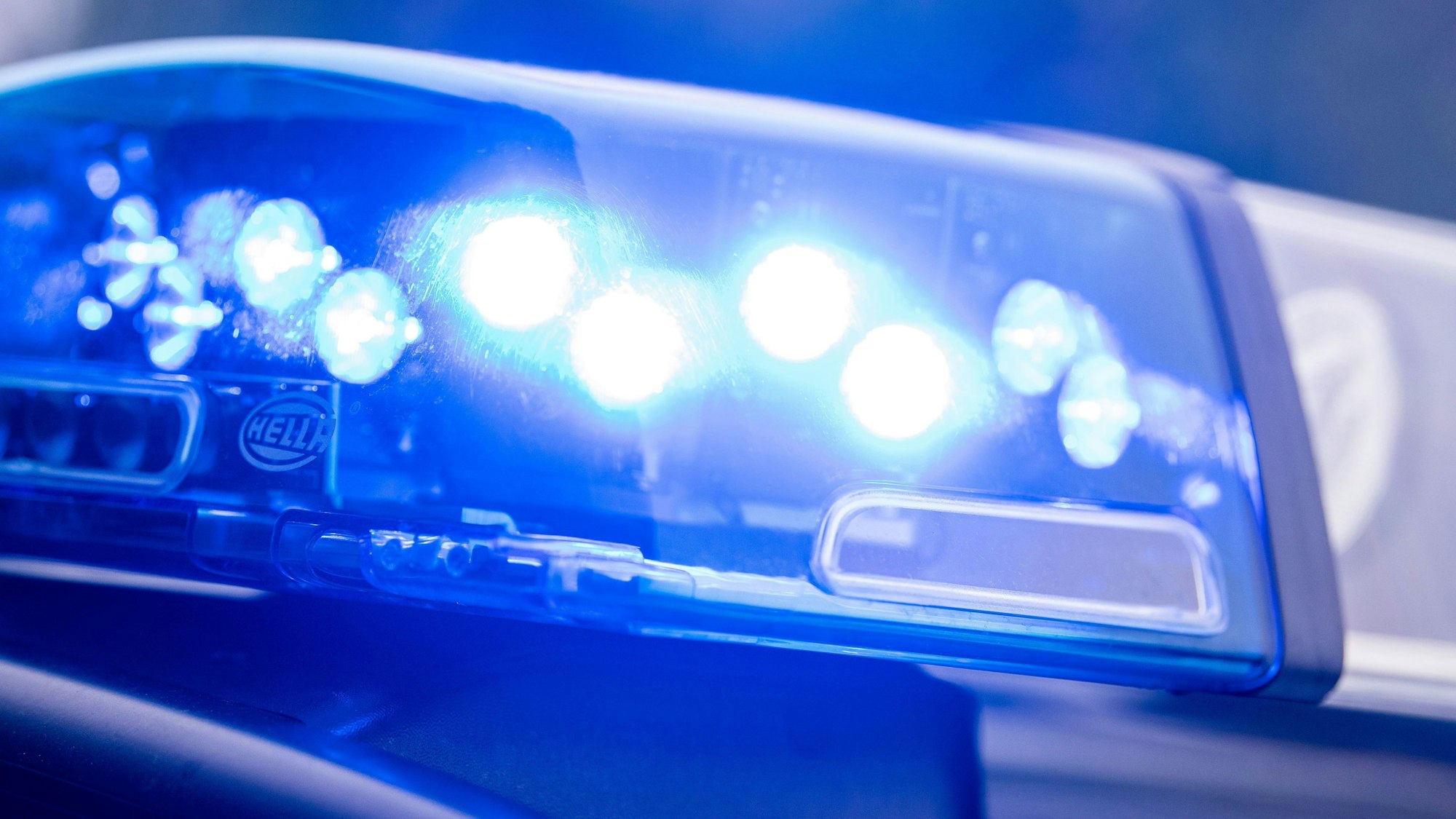 Ein Blaulicht leuchtet an einer Polizeistreife.