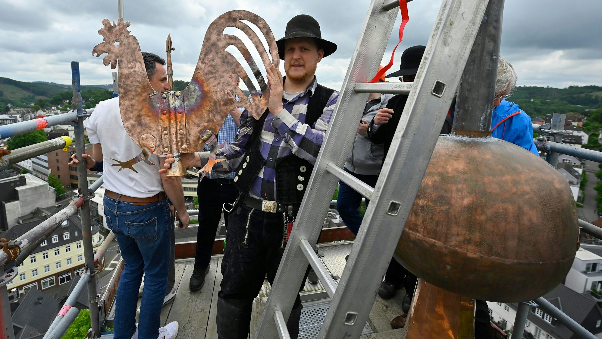 Hoch oben auf dem Kirchturm in Gummersbach.