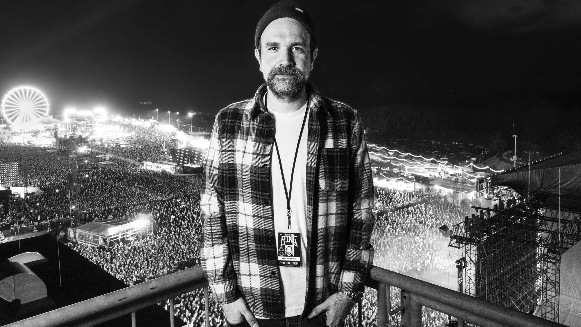 Das Bild zeigt Organisator Matt Schwarz. Im Hintergrund ist das Festivalgelände zu sehen.