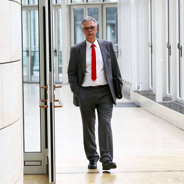 Der ehemalige Polizeipräsident von Köln, Wolfgang Albers, geht am 13.06.2016 in Düsseldorf (Nordrhein-Westfalen) durch den Landtag. Wegen der eskalierten Kölner Silvesternacht hat der ehemalige Kölner Polizeipräsident Wolfgang Albers als Zeuge vor dem Untersuchungsausschuss des Landtags ausgesagt. Foto: Oliver Berg/dpa +++(c) dpa - Bildfunk+++