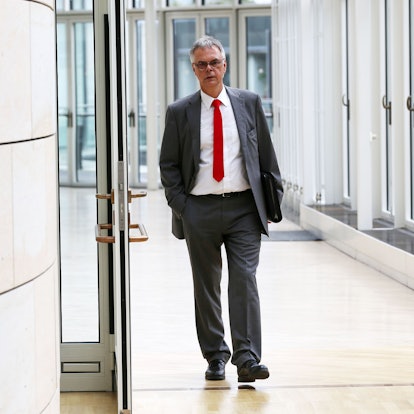 Der ehemalige Polizeipräsident von Köln, Wolfgang Albers, geht am 13.06.2016 in Düsseldorf (Nordrhein-Westfalen) durch den Landtag. Wegen der eskalierten Kölner Silvesternacht hat der ehemalige Kölner Polizeipräsident Wolfgang Albers als Zeuge vor dem Untersuchungsausschuss des Landtags ausgesagt. Foto: Oliver Berg/dpa +++(c) dpa - Bildfunk+++