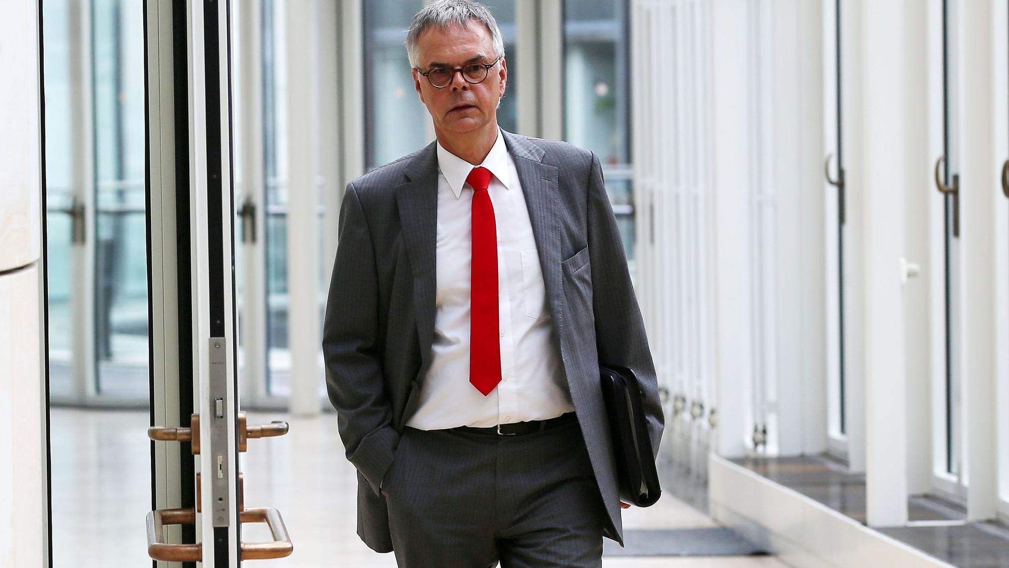 Der ehemalige Polizeipräsident von Köln, Wolfgang Albers, geht am 13.06.2016 in Düsseldorf (Nordrhein-Westfalen) durch den Landtag. Wegen der eskalierten Kölner Silvesternacht hat der ehemalige Kölner Polizeipräsident Wolfgang Albers als Zeuge vor dem Untersuchungsausschuss des Landtags ausgesagt. Foto: Oliver Berg/dpa +++(c) dpa - Bildfunk+++