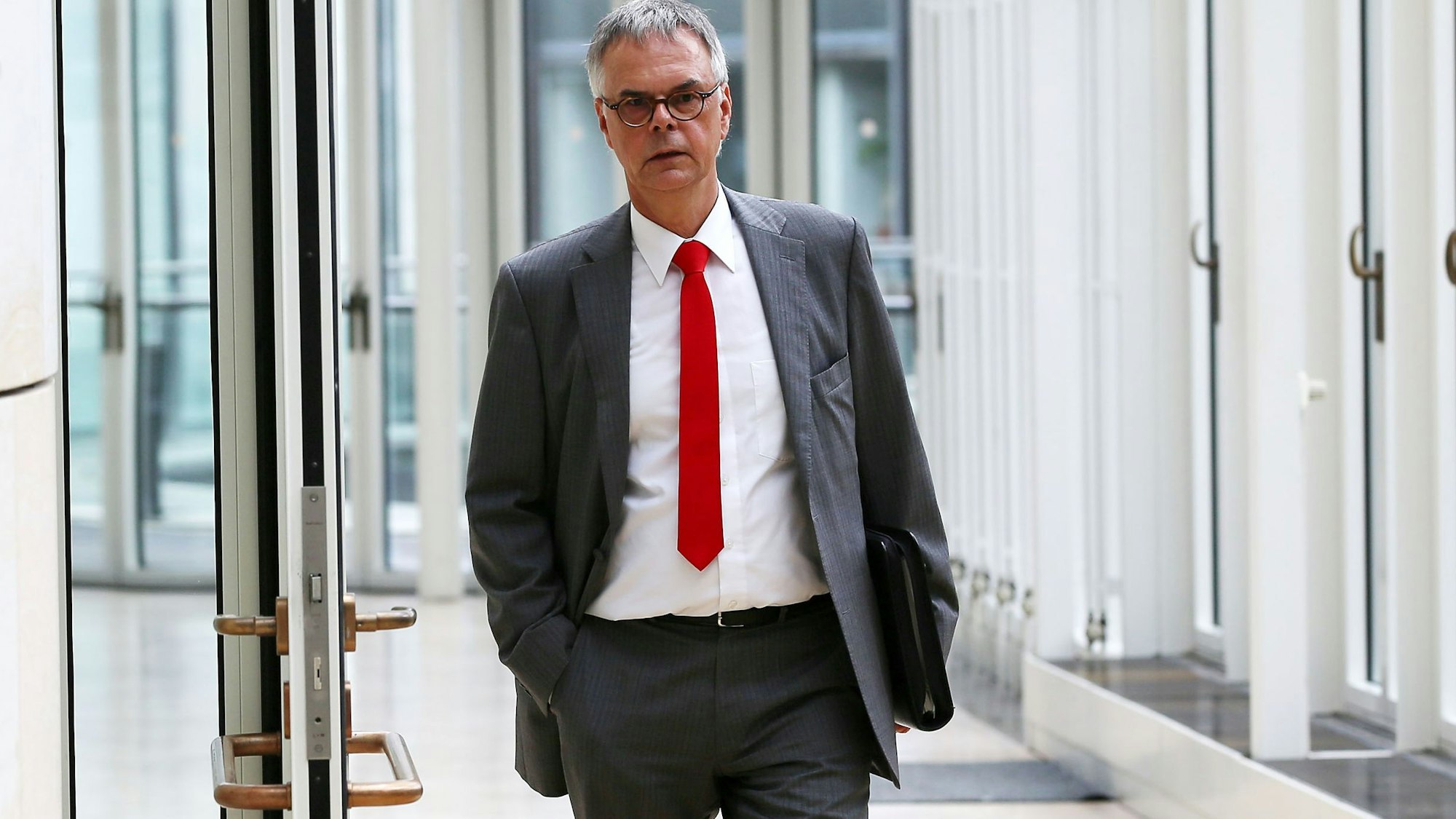 Der ehemalige Polizeipräsident von Köln, Wolfgang Albers, geht am 13.06.2016 in Düsseldorf (Nordrhein-Westfalen) durch den Landtag. Wegen der eskalierten Kölner Silvesternacht hat der ehemalige Kölner Polizeipräsident Wolfgang Albers als Zeuge vor dem Untersuchungsausschuss des Landtags ausgesagt. Foto: Oliver Berg/dpa +++(c) dpa - Bildfunk+++