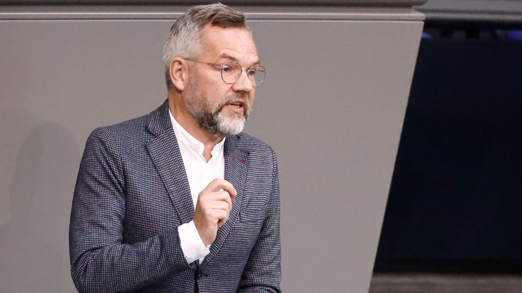 ARCHIV - 31.03.2023, Berlin: Michael Roth (SPD) spricht bei der Debatte anlässlich 75 Jahre European Recovery Plan. (zu dpa: «SPD-Außenpolitiker Roth fordert EU-Maßnahmen gegen georgische Führung») Foto: Carsten Koall/dpa +++ dpa-Bildfunk +++