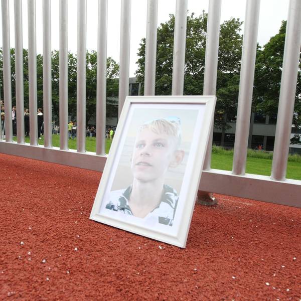 Am Gymnasium zum Altenforst in Troisdorf wurde von Politik und Schulleitung das Multifunktionsspielfeld eingeweiht. Auch die Mutter des in Niederkassel an der Bushaltestelle verstorbenen Jerome Simon war vor Ort. Das Tor wurde symbolisch in Jerome-Simon-Tor umbenannt.