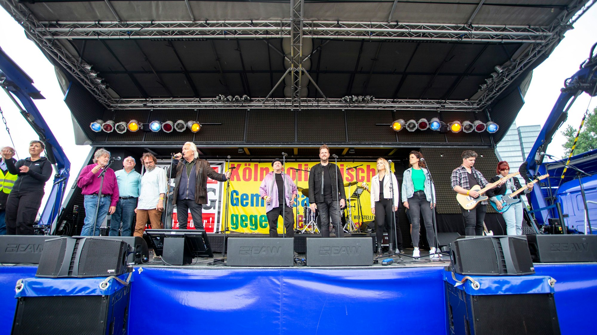 Blick auf die Bühne.