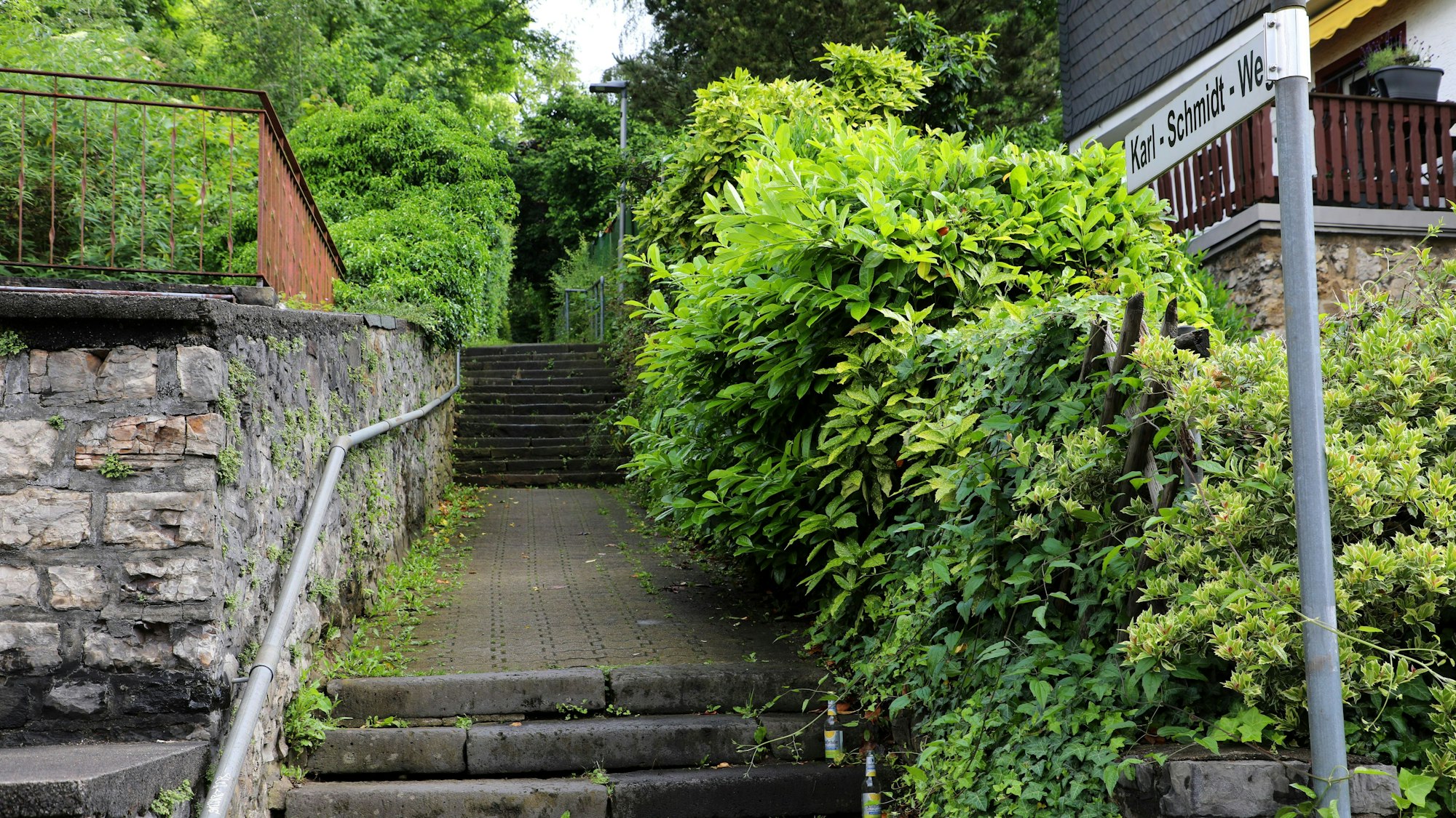 Ein Schild weist den Weg zum Aufgang des Karl-Schmidt-Wegs.