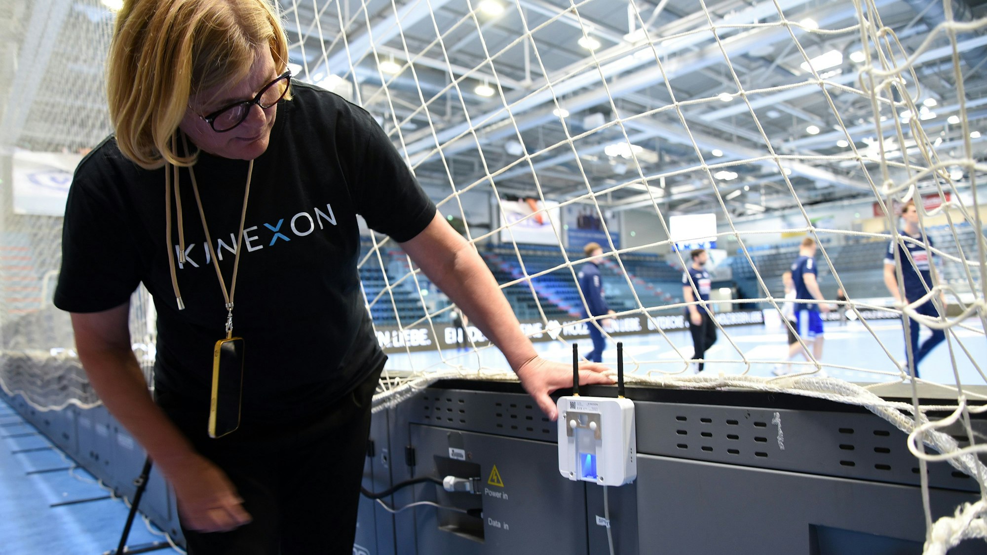 Rund um das Spielfeld sind bei Bundesligaspieltagen die sogenannten Anker aufgehängt.