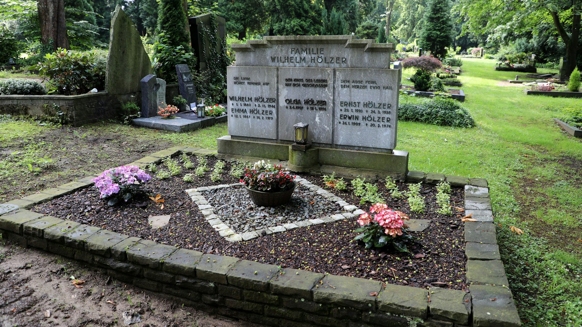 Grabstein aus Wirbelaukalk auf dem Evangelischen Friedhof auf dem Quirlsberg in Bergisch Gladbach.