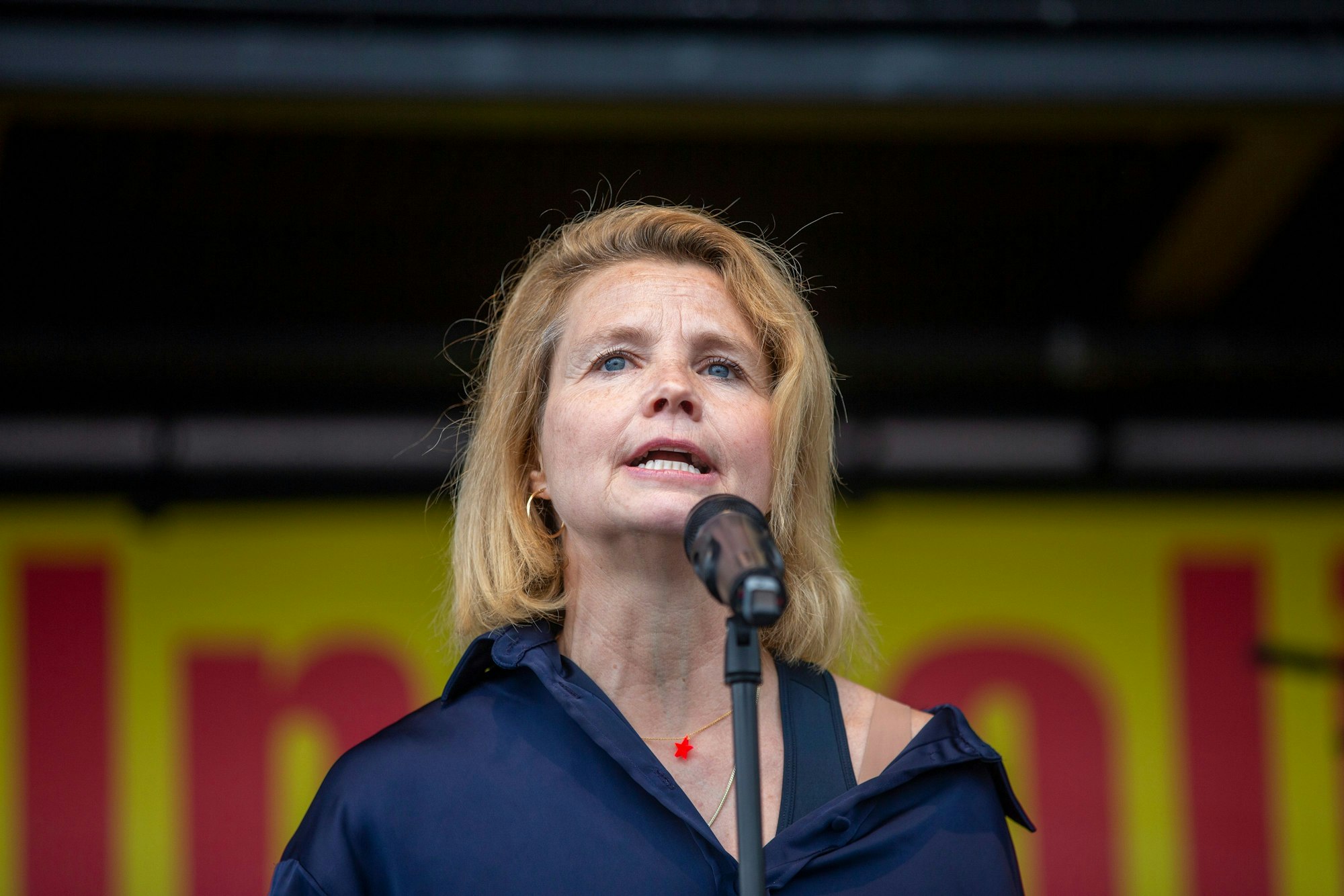 Anette Frier spricht ins Mikro.